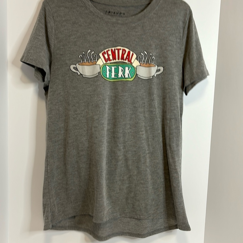FRIENDS S/S TEE SHIRT âCENTRAL PERKâ COFFEE SHIRT SIZE XL RUNS SMALLER